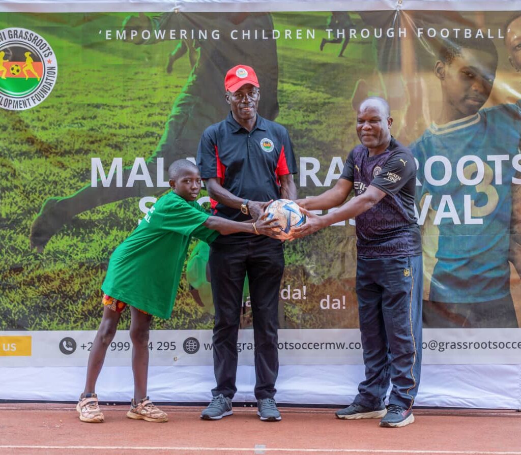 BOARDCHAIR HANDING OVER A BALL TO THE WINNING TEAM